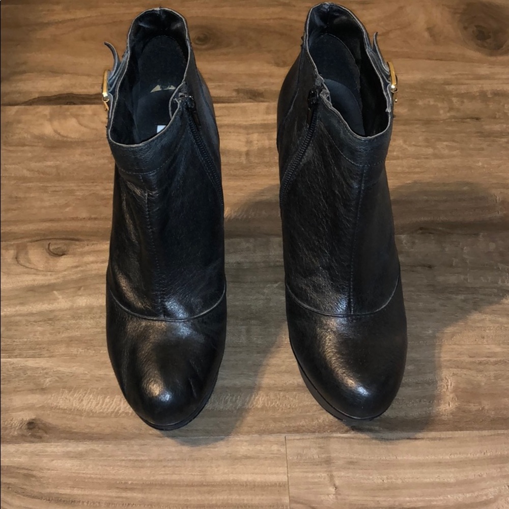 Steve Madden Ankle black leather booties.